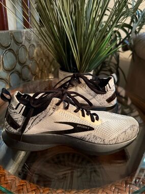 Brooks Black and White Levitate 4 women’s sneakers size 8